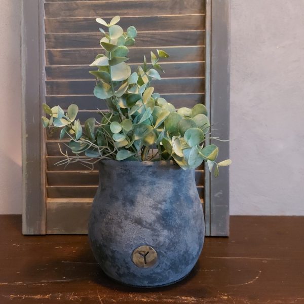 Bloempot van aardewerk in een matte donkergrijze kleur, van het merk Brynxz uit de serie Stone Black.