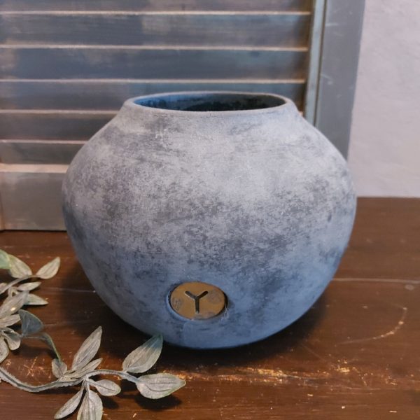 Bloempot van aardewerk in een matte donkergrijze kleur, van het merk Brynxz uit de serie Stone Black.