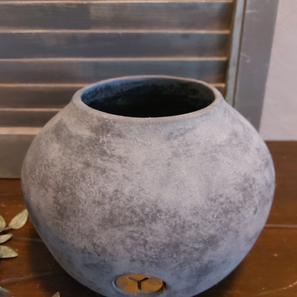 Bloempot van aardewerk in een matte donkergrijze kleur, van het merk Brynxz uit de serie Stone Black.