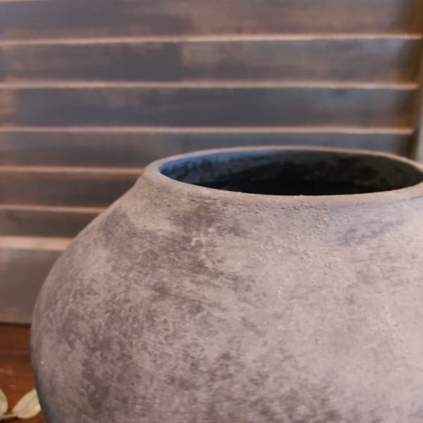 Bloempot van aardewerk in een matte donkergrijze kleur, van het merk Brynxz uit de serie Stone Black.