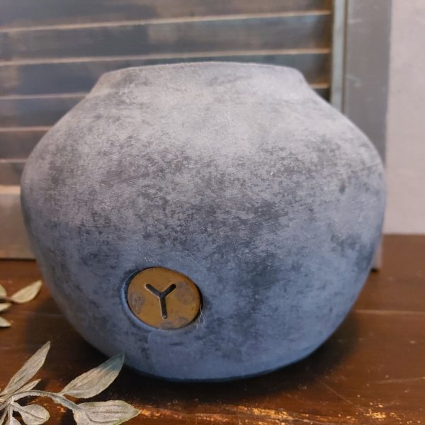 Bloempot van aardewerk in een matte donkergrijze kleur, van het merk Brynxz uit de serie Stone Black.