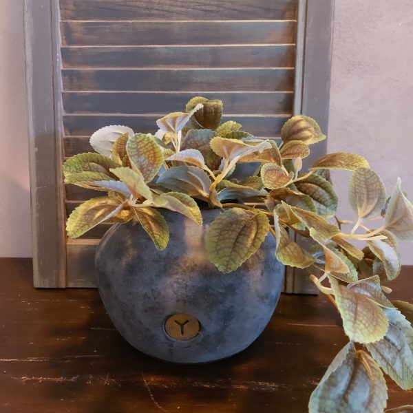 Bloempot van aardewerk in een matte donkergrijze kleur, van het merk Brynxz uit de serie Stone Black.
