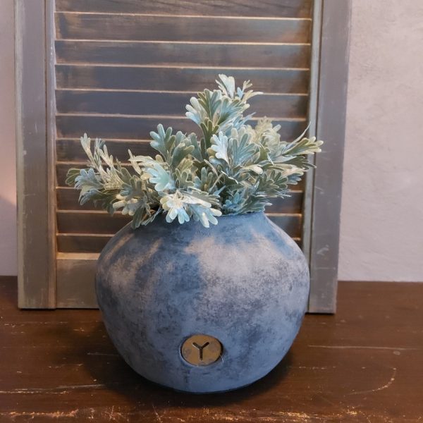 Bloempot van aardewerk in een matte donkergrijze kleur, van het merk Brynxz uit de serie Stone Black.