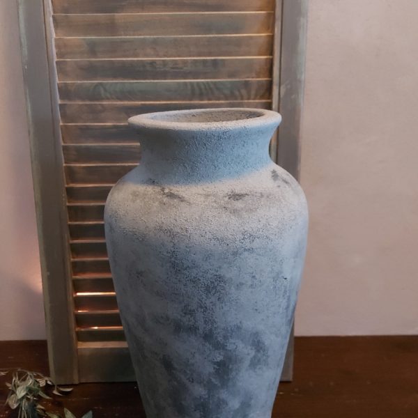 Vaas van aardewerk in een matte donkergrijze kleur. Van het merk Brynxz uit de serie Stone Black.