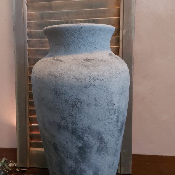 Vaas van aardewerk in een matte donkergrijze kleur. Van het merk Brynxz uit de serie Stone Black.