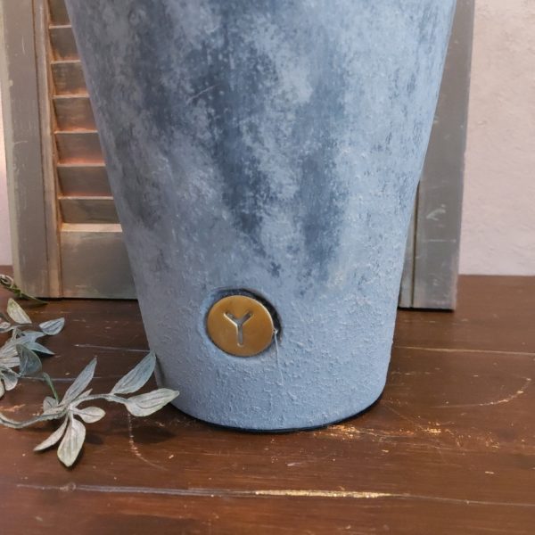 Vaas van aardewerk in een matte donkergrijze kleur. Van het merk Brynxz uit de serie Stone Black.