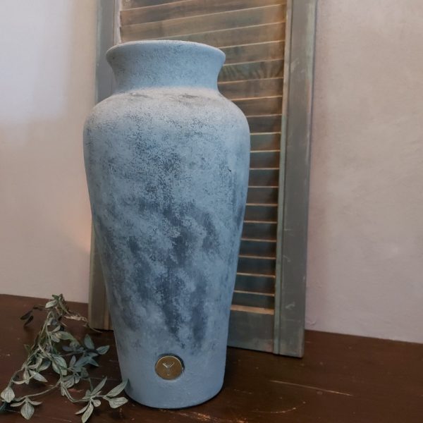 Vaas van aardewerk in een matte donkergrijze kleur. Van het merk Brynxz uit de serie Stone Black.