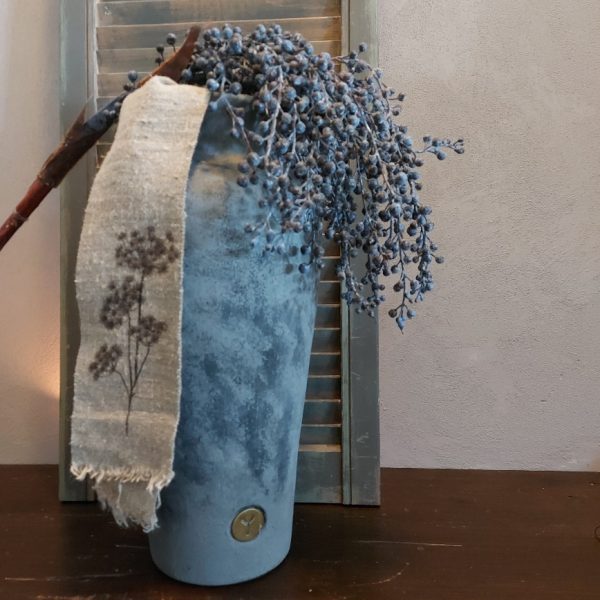 Vaas van aardewerk in een matte donkergrijze kleur. Van het merk Brynxz uit de serie Stone Black.