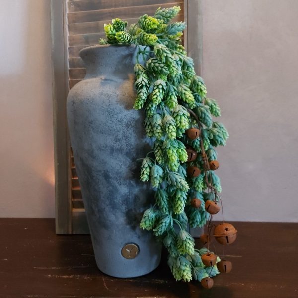 Vaas van aardewerk in een matte donkergrijze kleur. Van het merk Brynxz uit de serie Stone Black.