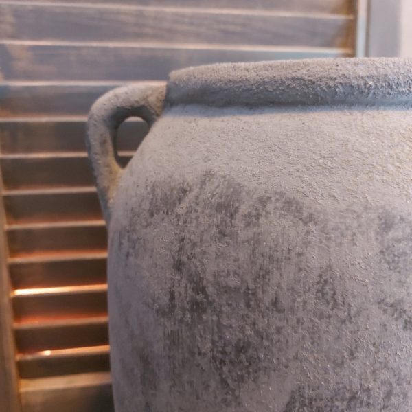 Kruik van aardewerk in een matte donkergrijze kleur, van het merk Brynxz uit de serie Stone Black.