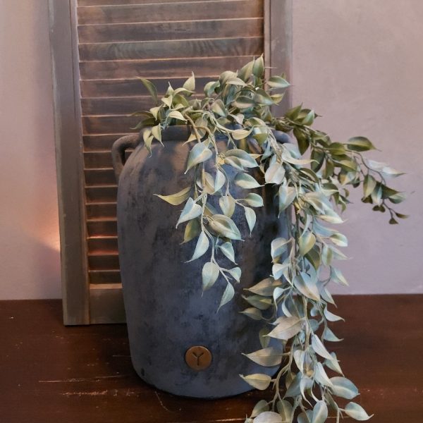 Kruik van aardewerk in een matte donkergrijze kleur, van het merk Brynxz uit de serie Stone Black.