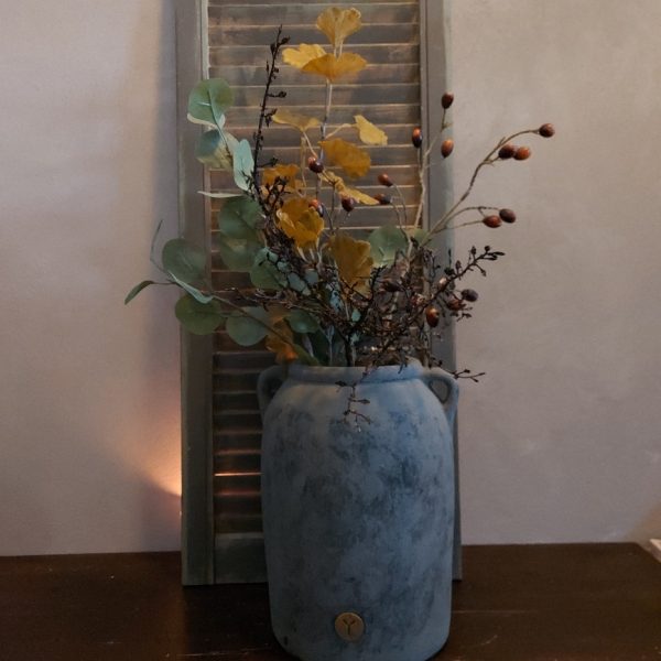 Kruik van aardewerk in een matte donkergrijze kleur, van het merk Brynxz uit de serie Stone Black.
