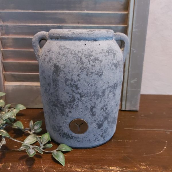 Kruik van aardewerk in een matte donkergrijze kleur, van het merk Brynxz uit de serie Stone Black.