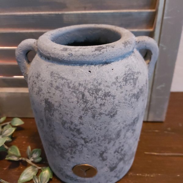 Kruik van aardewerk in een matte donkergrijze kleur, van het merk Brynxz uit de serie Stone Black.