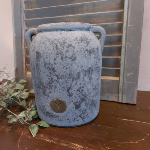 Kruik van aardewerk in een matte donkergrijze kleur, van het merk Brynxz uit de serie Stone Black.