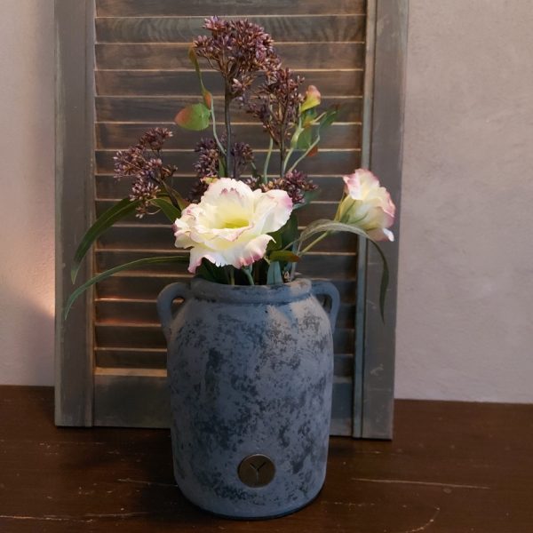 Kruik van aardewerk in een matte donkergrijze kleur, van het merk Brynxz uit de serie Stone Black.