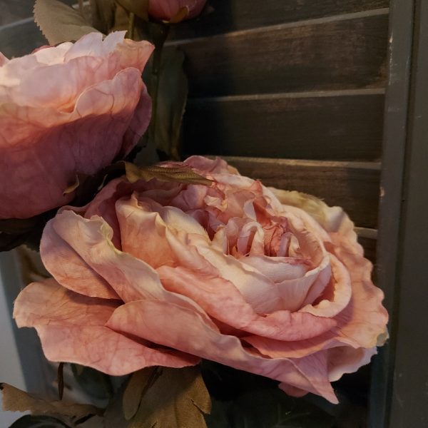 Pioenroos kunstbloem met drie bloemen in een oud roze kleur van het merk Sylxz van Brynxz.