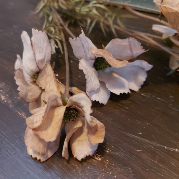 Kornoelje kunstbloem met zes bloemen in een mokka bruine kleur van het merk Sylxz van Brynxz.