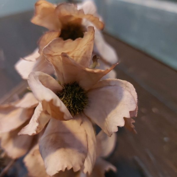 Kornoelje kunstbloem met zes bloemen in een mokka bruine kleur van het merk Sylxz van Brynxz.