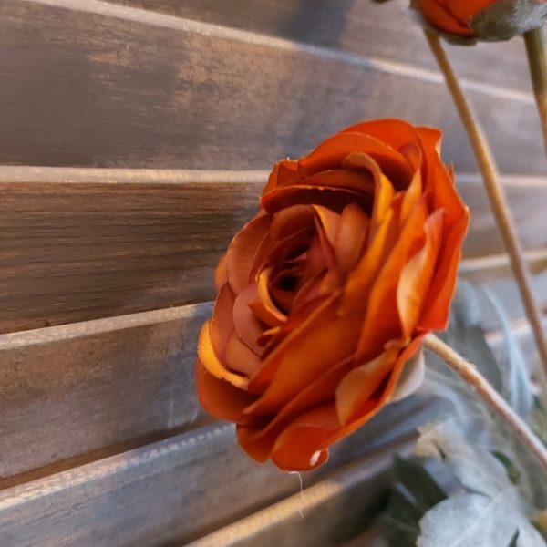 Ranonkel kunstbloem met 6 bloemen in een warm oranje kleur van het merk Sylxz van Brynxz.