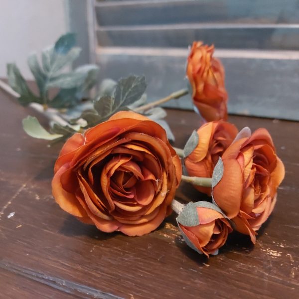 Ranonkel kunstbloem met 6 bloemen in een warm oranje kleur van het merk Sylxz van Brynxz.