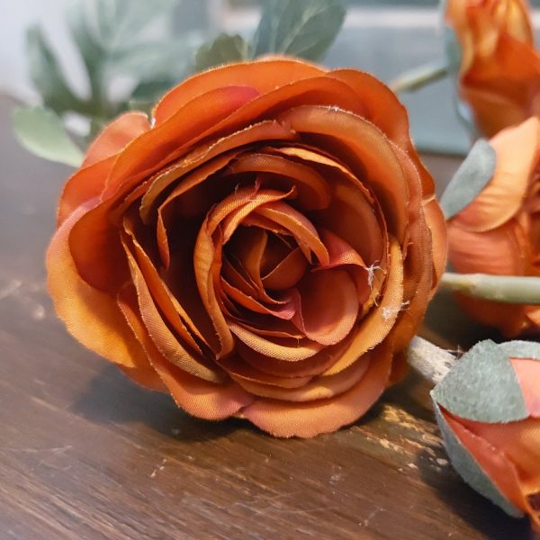 Ranonkel kunstbloem met 6 bloemen in een warm oranje kleur van het merk Sylxz van Brynxz.