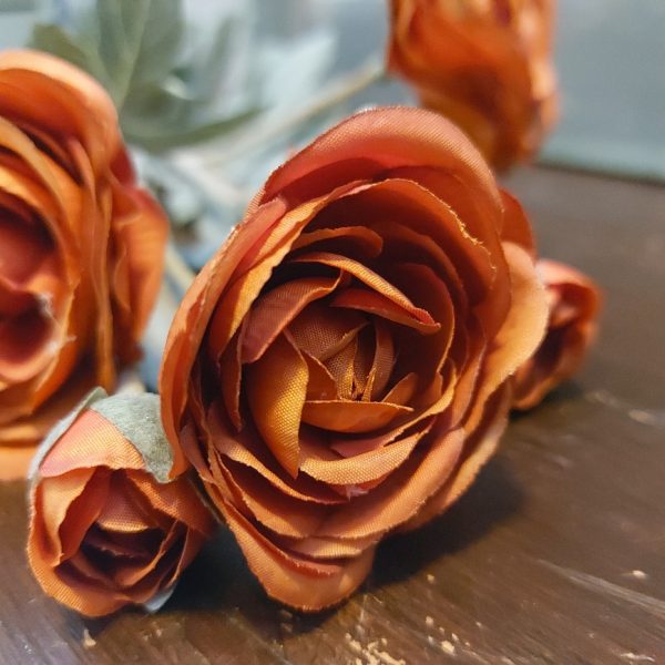Ranonkel kunstbloem met 6 bloemen in een warm oranje kleur van het merk Sylxz van Brynxz.