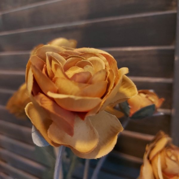Ranonkel kunstbloem met 6 bloemen in een okergele kleur van het merk Sylxz van Brynxz.