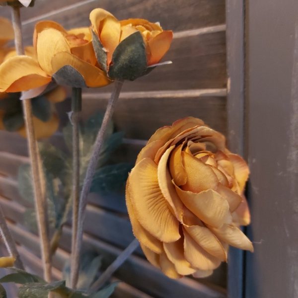 Ranonkel kunstbloem met 6 bloemen in een okergele kleur van het merk Sylxz van Brynxz.