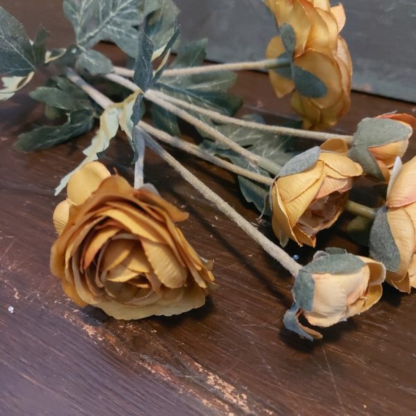 Ranonkel kunstbloem met 6 bloemen in een okergele kleur van het merk Sylxz van Brynxz.