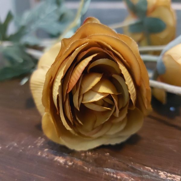Ranonkel kunstbloem met 6 bloemen in een okergele kleur van het merk Sylxz van Brynxz.
