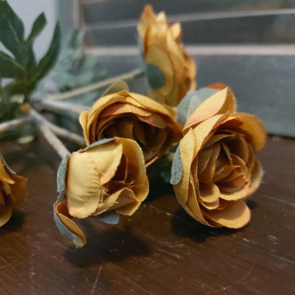 Ranonkel kunstbloem met 6 bloemen in een okergele kleur van het merk Sylxz van Brynxz.