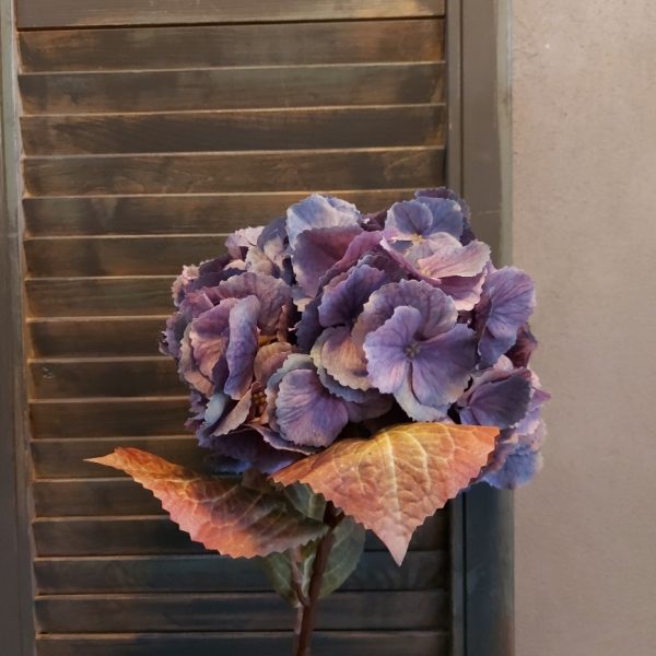Hortensia kunstbloem in een blauwpaarse kleur van het merk Sylxz van Brynxz.