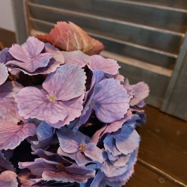 Hortensia kunstbloem in een blauwpaarse kleur van het merk Sylxz van Brynxz.