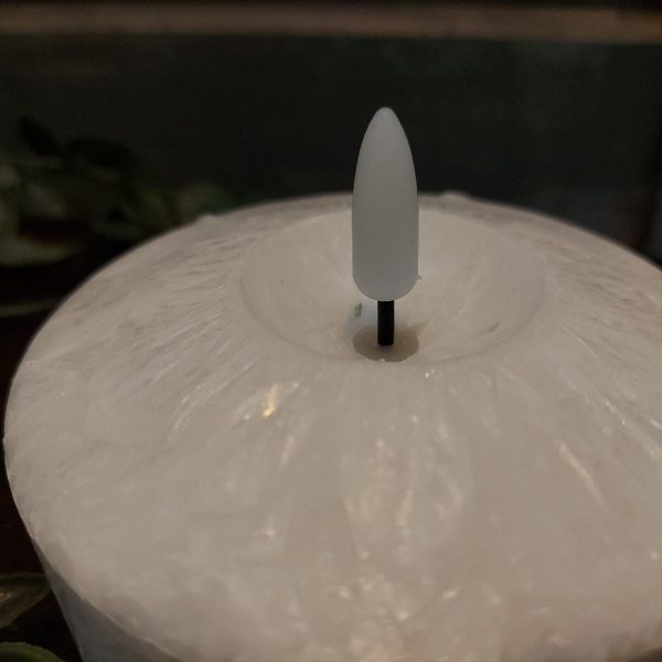 Witte led kaars met een doorsnede van 10 cm van het merk Mansion Atmosphere.