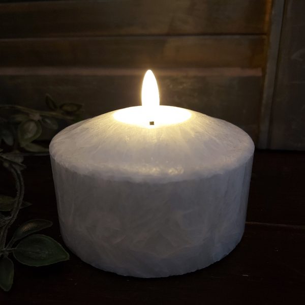 Witte led kaars met een doorsnede van 10 cm van het merk Mansion Atmosphere.