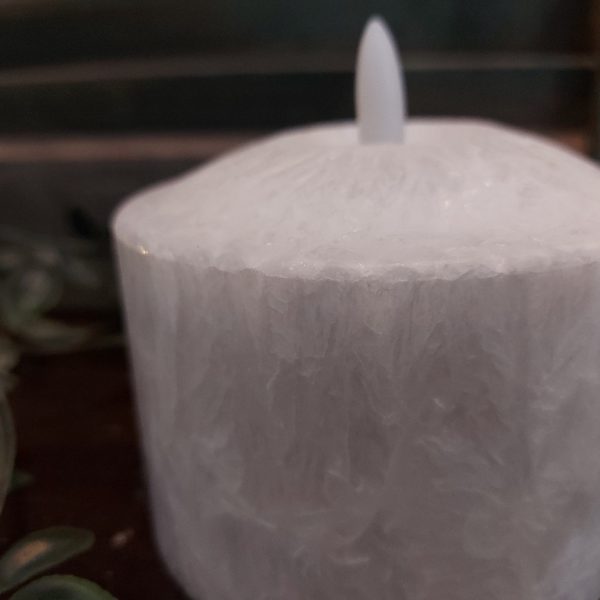 Witte led kaars met een doorsnede van 10 cm van het merk Mansion Atmosphere.