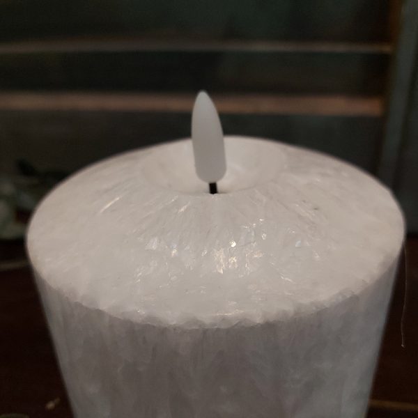 Witte led kaars met een doorsnede van 10 cm van het merk Mansion Atmosphere.