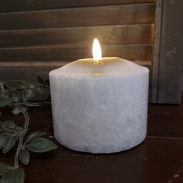 Witte led kaars met een doorsnede van 10 cm van het merk Mansion Atmosphere.