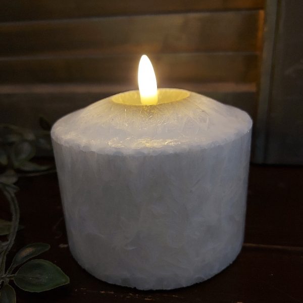 Witte led kaars met een doorsnede van 10 cm van het merk Mansion Atmosphere.