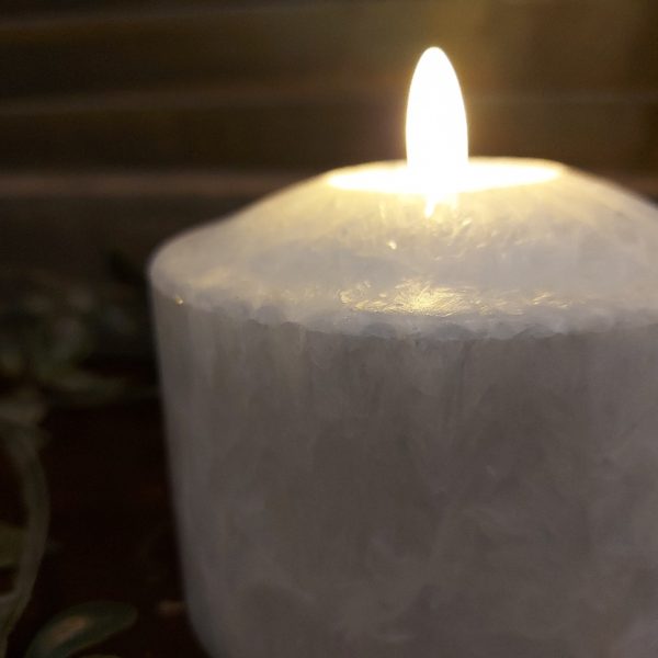 Witte led kaars met een doorsnede van 10 cm van het merk Mansion Atmosphere.