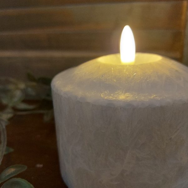 Witte led kaars met een doorsnede van 10 cm van het merk Mansion Atmosphere.