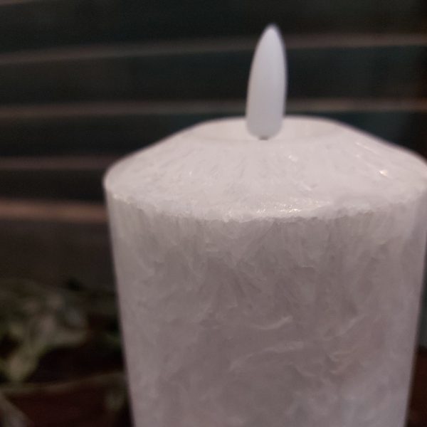 Witte led kaars met een doorsnede van 7,5 cm van het merk Mansion Atmosphere.