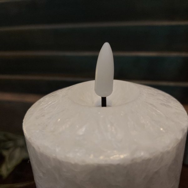 Witte led kaars met een doorsnede van 7,5 cm van het merk Mansion Atmosphere.