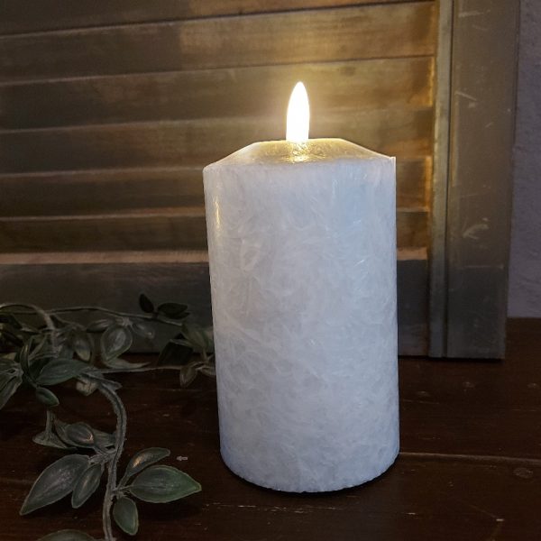 Witte led kaars met een doorsnede van 7,5 cm van het merk Mansion Atmosphere.