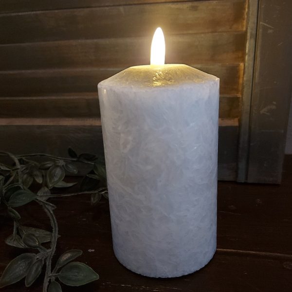 Witte led kaars met een doorsnede van 7,5 cm van het merk Mansion Atmosphere.