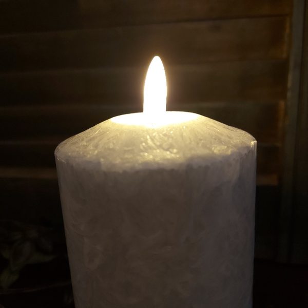 Witte led kaars met een doorsnede van 7,5 cm van het merk Mansion Atmosphere.