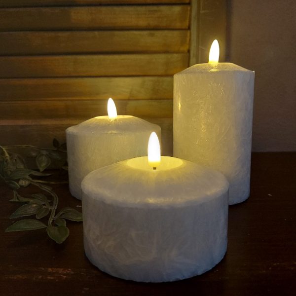 Witte led kaars met een doorsnede van 7,5 cm van het merk Mansion Atmosphere.