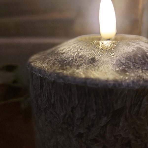 Zwarte led kaars met een doorsnede van 10 cm van het merk Mansion Atmosphere.