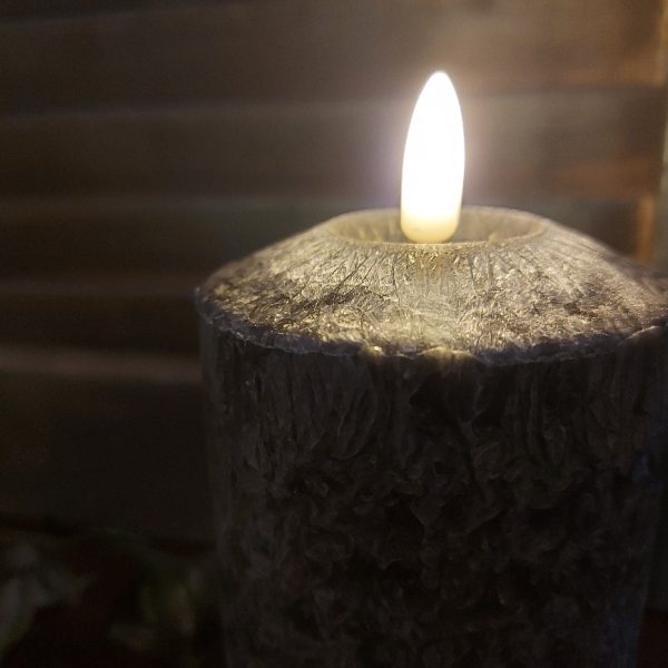 Zwarte led kaars met een doorsnede van 7,5 cm van het merk Mansion Atmosphere.